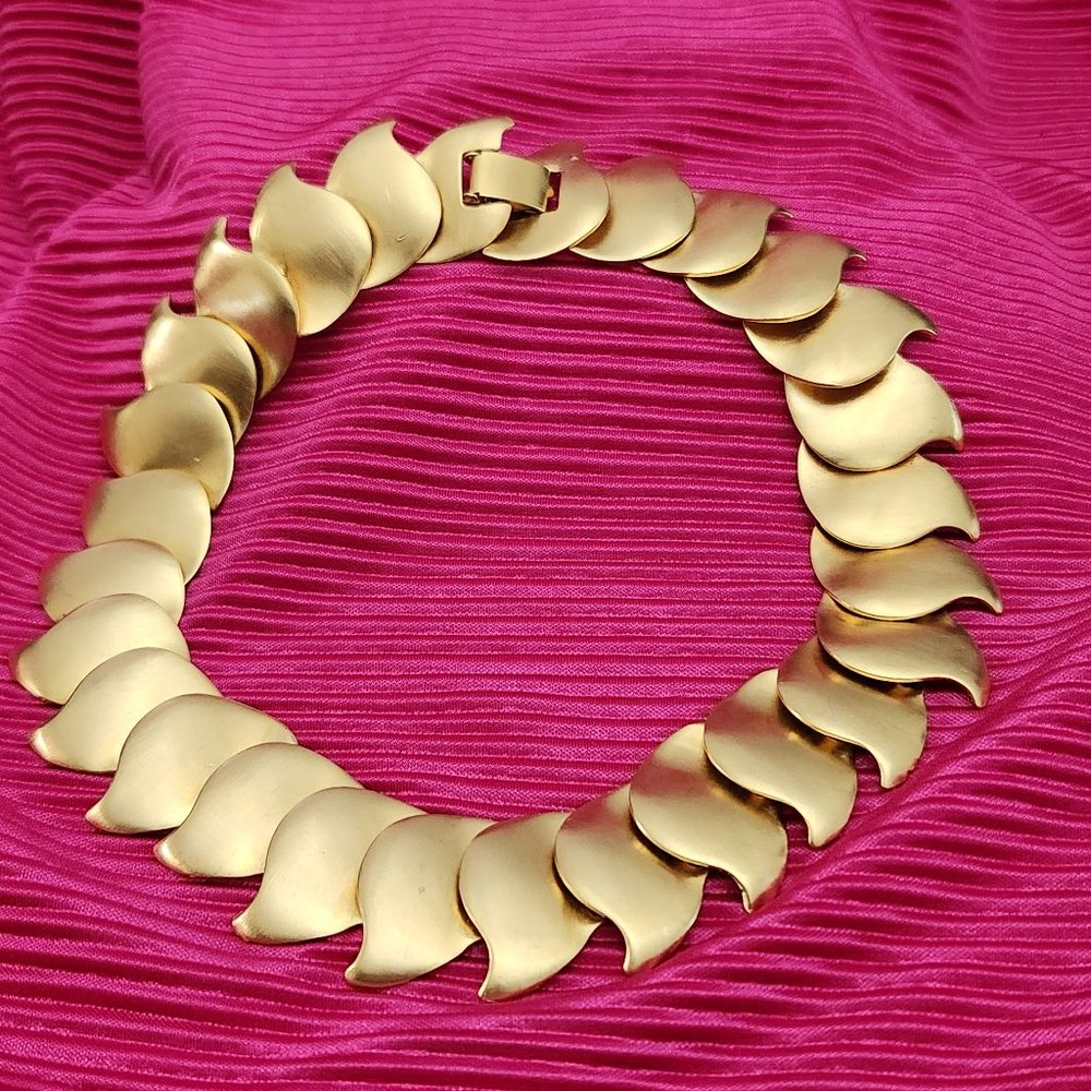 Striking Gold Choker necklace Retro